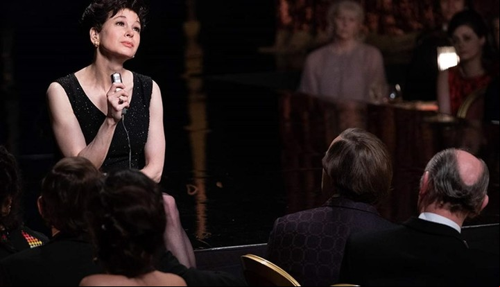 Renée Zellweger, interpretando a Judy Garland en la película "Judy".