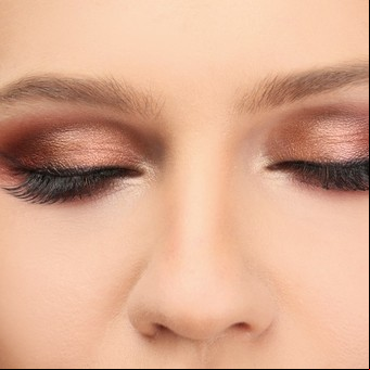 Para acompañar los looks de invierno: sombras tornasoladas, metalizadas y con brillo