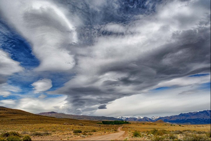 Cielos infinitos y montañas en la ruta 41 de Santa Cruz. Foto Turismo Santa Cruz.
