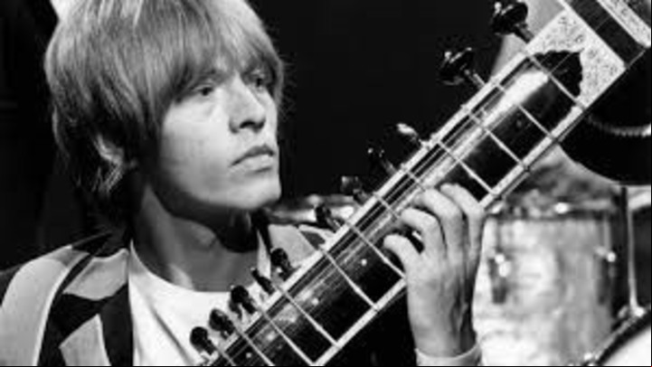 Brian Jones, experimentando con el sitar.