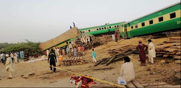 Al menos 10 muertos y decenas de heridos en un choque de trenes en Pakistán