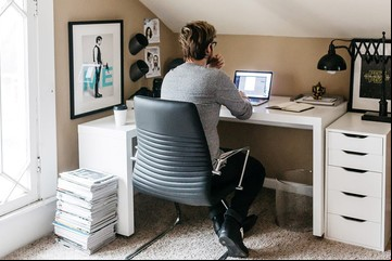 Cómo encontrar trabajo remoto y ganar en dólares: las 7 mejores plataformas para conseguir empleo en el exterior 