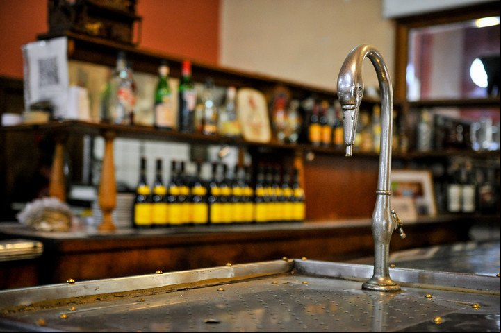 Cisne. El antiguo grifo para cerveza "corona" el mostrador de cuatro mármoles en el austero local de La Embajada./ Maxi Failla