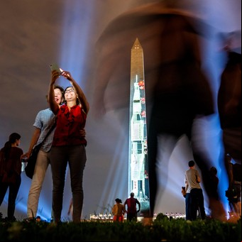 La impactante proyección en el Monumento a Washington que rinde homenaje al lanzamiento del Apolo 11