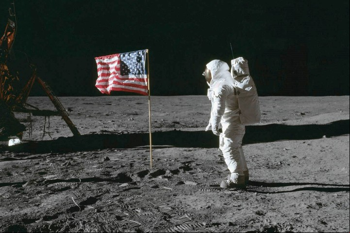 Edwin "Buzz" Aldrin, piloto del módulo lunar, pisa el satélite. No lo filmó Stanley Kubrick en un estudio de televisión. La foto la tomó el astronauta Neil Armstrong.