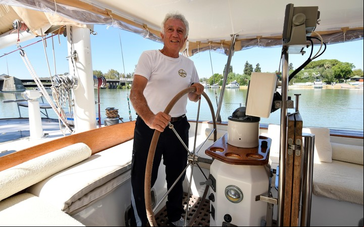El Presidente de los Amigos de los Grandes Navegantes y Exploradores Españoles, José Solá en el velero "Pros", de 21. / EFE