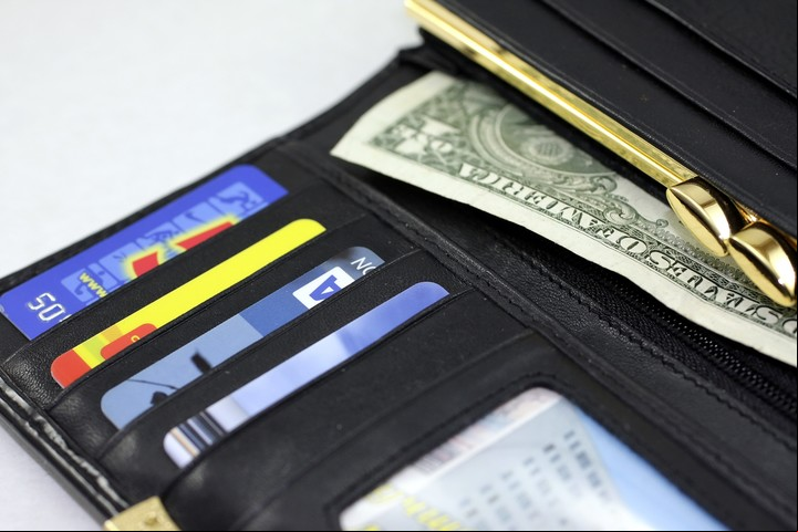 Las tarjetas, aliadas clave de los viajeros. Foto: Shutterstock.