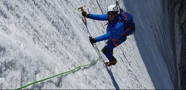 Un político subió una foto escalando una montaña "empinada" y se burlaron de él por considerarla falsa