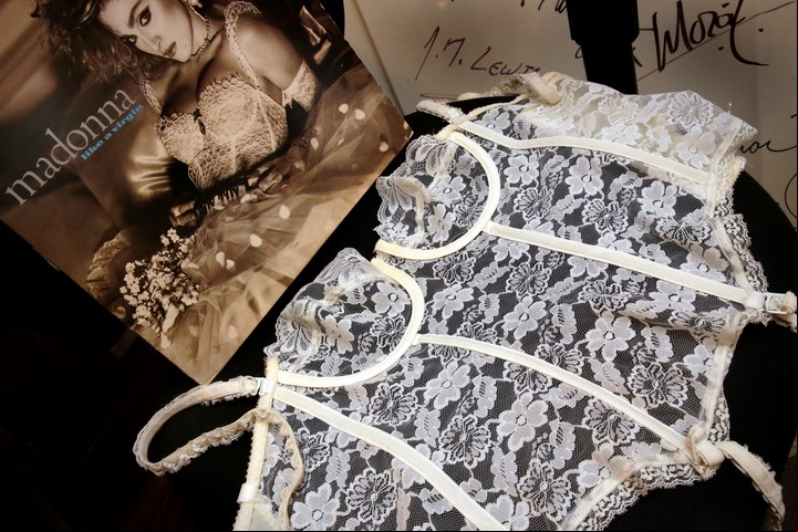 El corset blanco que usó Madonna en la tapa de "Like A Virgin" llegóa sali a subasta con un precio estimados entre los 12.000 y los 16.000 dólares. Foto: AP/Richard Drew