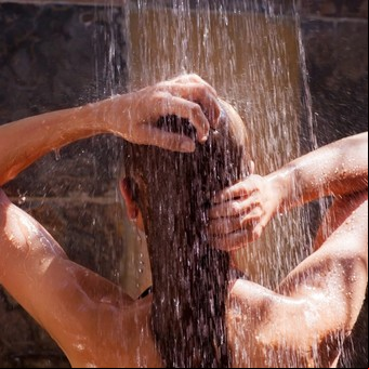 ¿Es mejor bañarse con agua caliente en verano? esta es la explicación de un especialista 