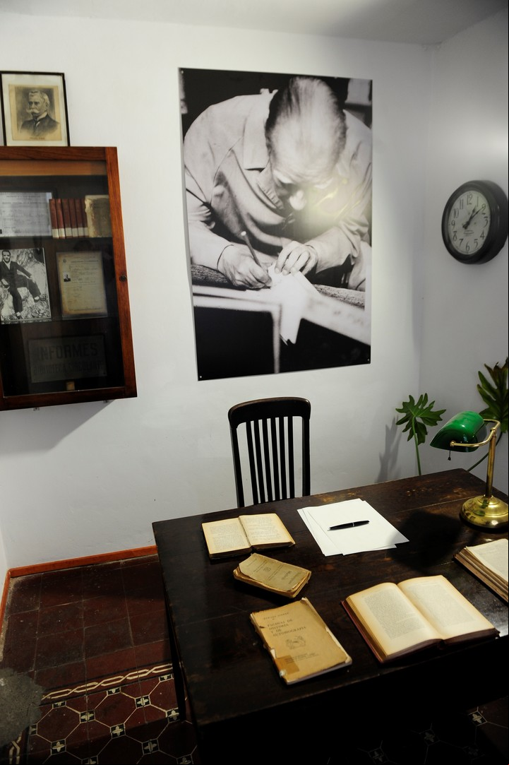 Borges en la Biblioteca Miguel Cané. / Luciano Thieberger