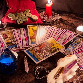 Feminismo a la carta y a la suerte: tarot y astrología con mirada de género