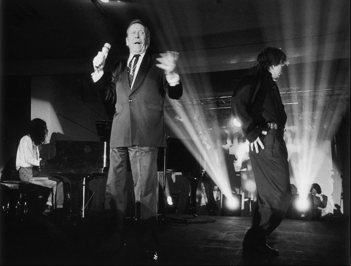 Roberto Goyeneche con Julio Bocca y Fito Paez, durante la fiesta de lanzamiento del nuevo Suplemento de Espectaculos de Clarin, en el Palais de Glace, en 1992. /Foto CARLOS SARRAF