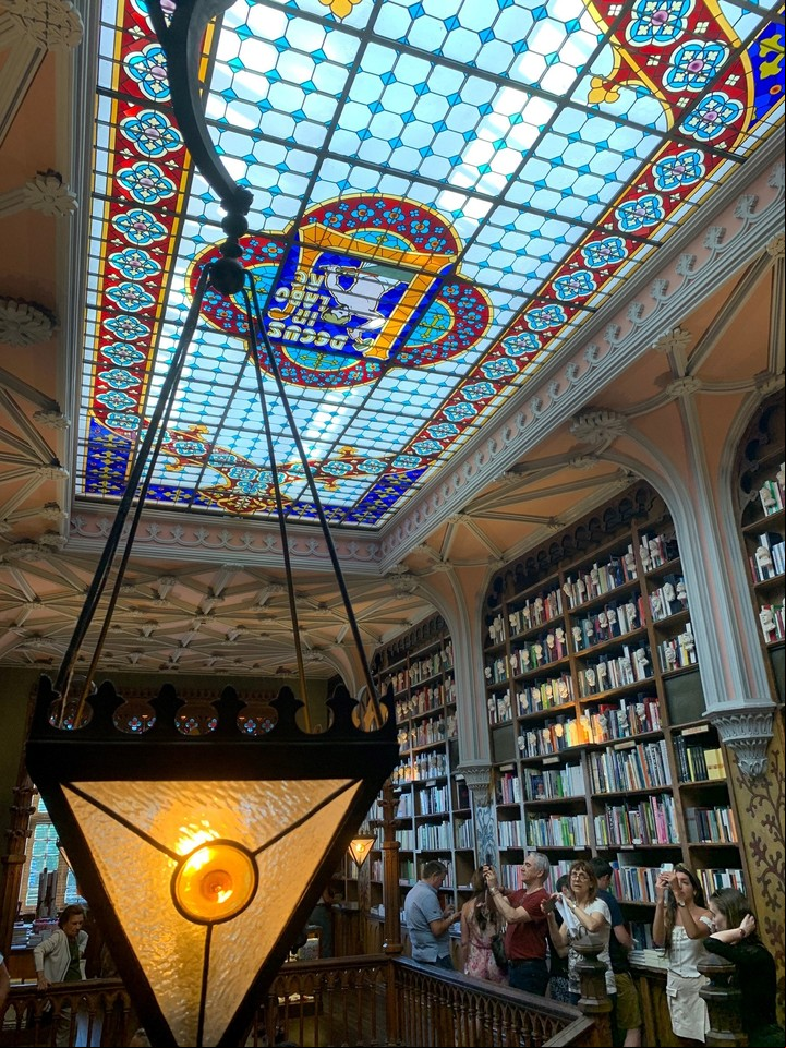 Recorrer esta maravilla de la arquitectura neogótica requiere armarse de paciencia y esquivar a los contorsionistas de selfies que cuelgan de cada recoveco, estantería y moldura. Foto: Valeria Schapira.