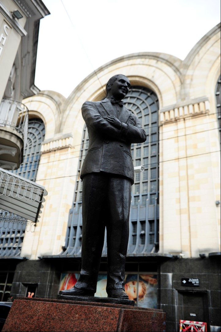Gardel. Una escultura de Mariano Pagés recuerda al Zorzal criollo. /Luciano Thieberger.