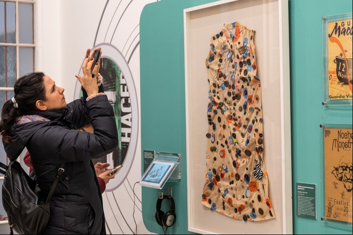"Envolvente de botones". Vestido usado por Batato Barea, ícono del under y de Abasto. / GCBA