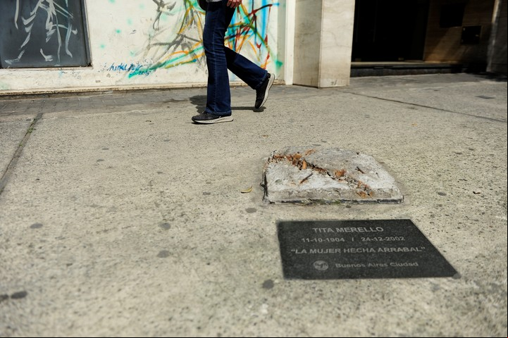 De las estatuas del Paseo del Tango, sólo quedan pedazos de lo que fueron sus pedestales y una placa en el piso. Foto: Luciano Thieberger.
