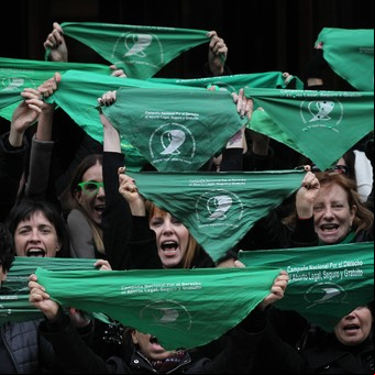 Socorrismo feminista: los grupos que acompañan a mujeres que piensan en un aborto