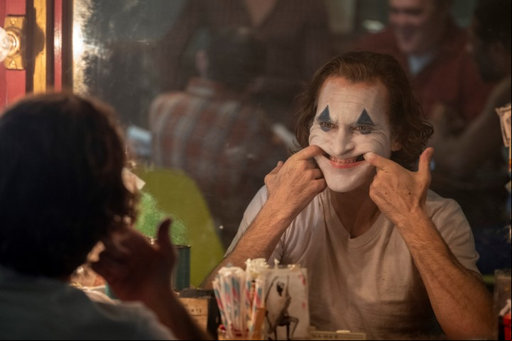 El personaje trabaja como payaso en un club en el que no es muy acetpado.