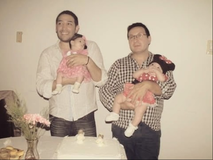 En familia. Ariel y Damián en la fiesta luego del bautismo de sus hijas, en agosto 2015.