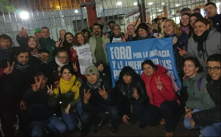 Fernando Esteche y un grupo de militantes que lo esperaba fuera del penal de Marcos Paz