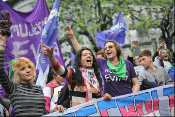 Basta de travesticidios: un grito que se hizo sentir en el 34° Encuentro Nacional de Mujeres