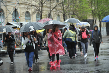 A pesar del diluvio y la ciudad casi inundada, miles de mujeres copan La Plata con sus reclamos