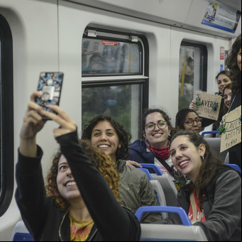 El tren de las mujeres: desconocidas unidas por las redes, debate y gritos feministas entre los vagones