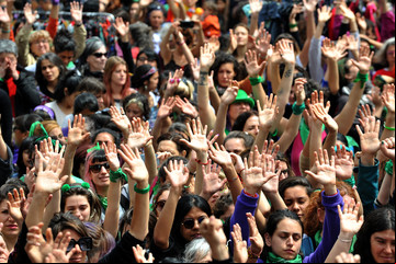 Encuentro Nacional de Mujeres: largas colas para todo y gran expectativa por la marcha nacional