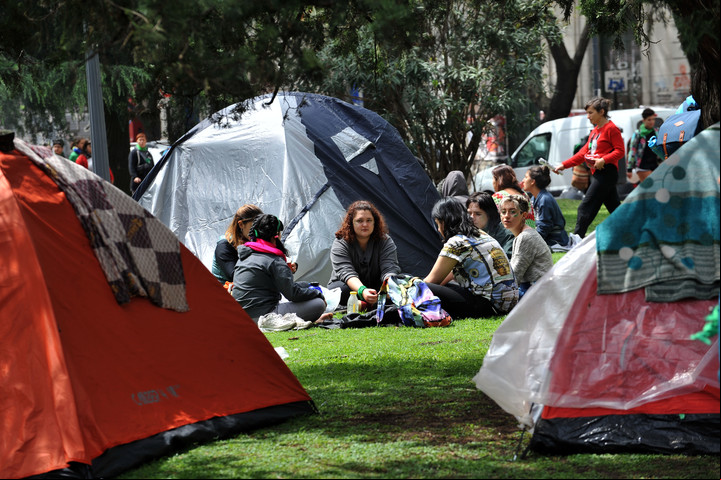 A pesar del temporal del sábado, muchas mujeres acamparon en la plaza San Martín de La Plata // Lucía Merle
