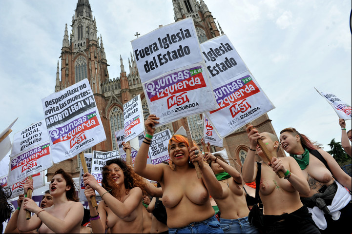 "Tetazo" frente a la Catedral: hubo unas quinientas mujeres y mujeres trans. // Lucía Merle