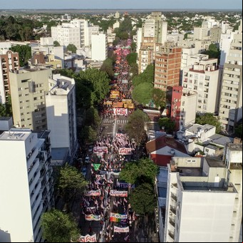 La marcha de mujeres tuvo 30 cuadras y la izquierda hizo una protesta paralela