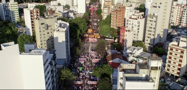 La marcha de mujeres tuvo 30 cuadras y la izquierda hizo una protesta paralela