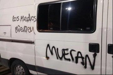 Mujeres con la cara tapada atacaron el móvil del canal Todo Noticias: escribieron "mueran"