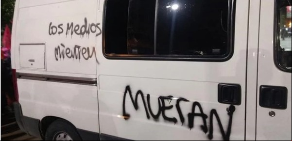 Mujeres con la cara tapada atacaron el móvil del canal Todo Noticias: escribieron "mueran"
