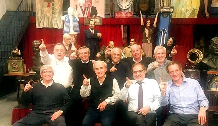 Alberto Fernández cenó con amigos en Café Las Palabras. Estuvieron Eduardo Valdés, Jorge Argüello, Alberto Iribarne y Julio Vitobello, entre otros.