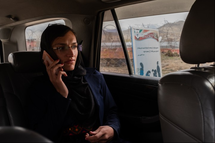 Zarifa Ghafari, la primera alcaldesa de Afganistán. Foto Jim Huylebroek para The New York Times