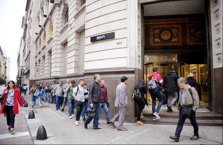 Tras las elecciones 2019, la gente hizo colas en los bancos para retirar sus dólares. La corrida pronto se calmó, pero los ahorros quedaron en el "colchón". (Foto: Juano Tesone/Archivo)