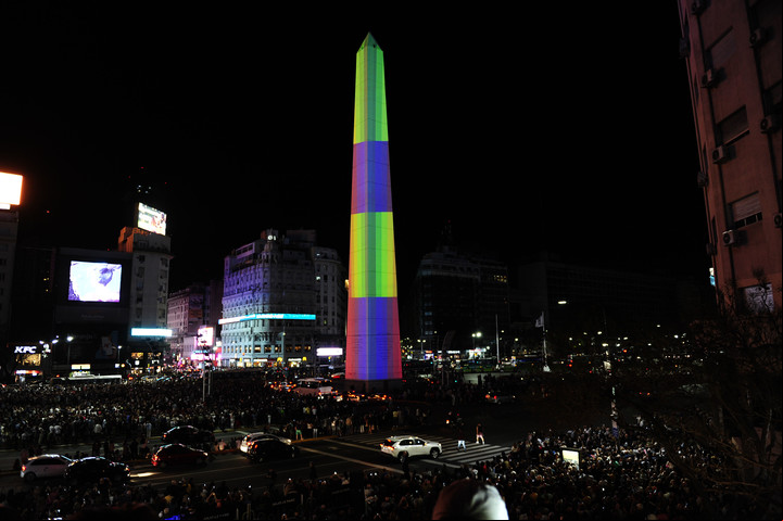 Mapping Le Parc en el Obelisco. Una vez que la obra es "traducida al lenguaje digital", se convierte en un conjunto de datos que puede adaprase y exhibirse en distintos formatos y a diferentes escalas./ Foto: Fernando la Orden