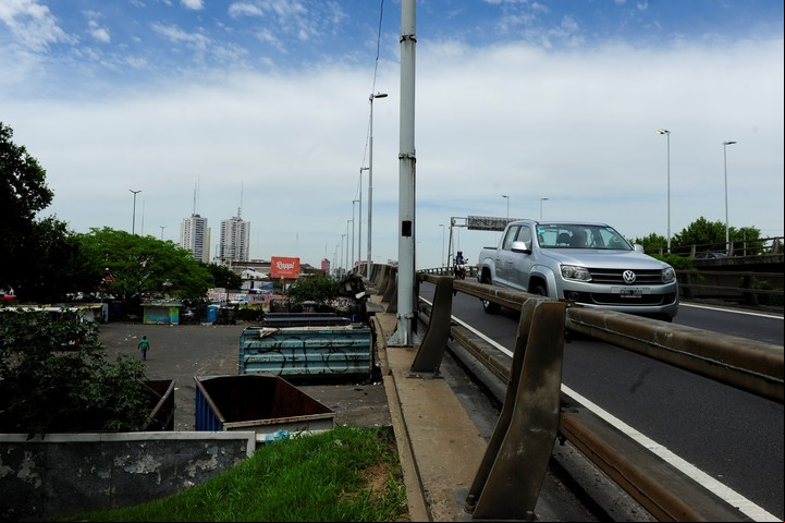 El proyecto busca integrar los predios bajo las autopistas a los barrios. Foto: Luciano Thieberger.