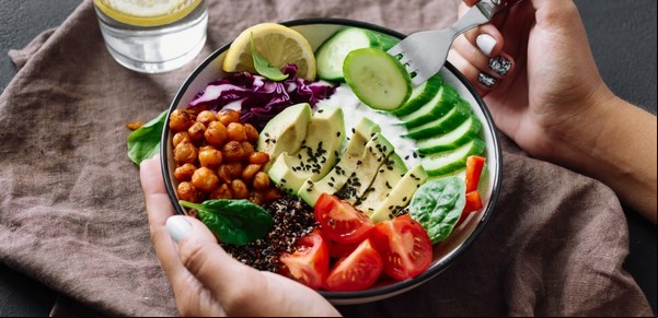 El 50 por ciento de alimentos crudos, la proporción ideal para una dieta saludable y para bajar de peso
