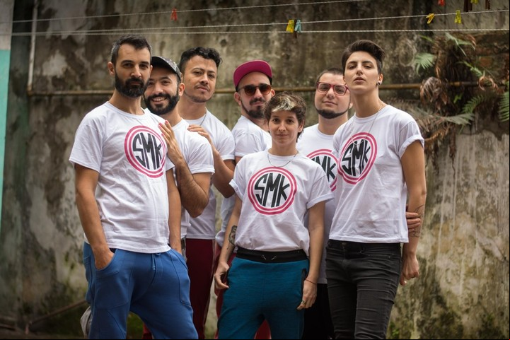 Sudor Marika.  Rocío Tirita, Vicente Quintreleo, Nahuel Puyaps y Sebastián Zasali, Nicolás Gabioud, la percusionista (batería acústica) Carolina Piccarela y el timbalero Lautaro Pane.