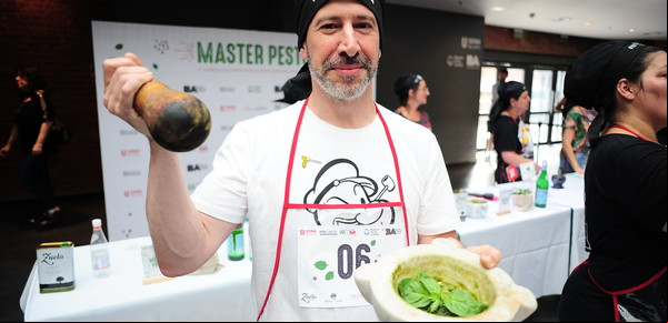 Un publicista se volvió a calzar la corona de "campeón del pesto"