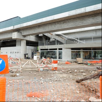 Ventas en picada, locales vacíos y vecinos sin tren: la vida alrededor de las estaciones sin terminar del viaducto San Martín