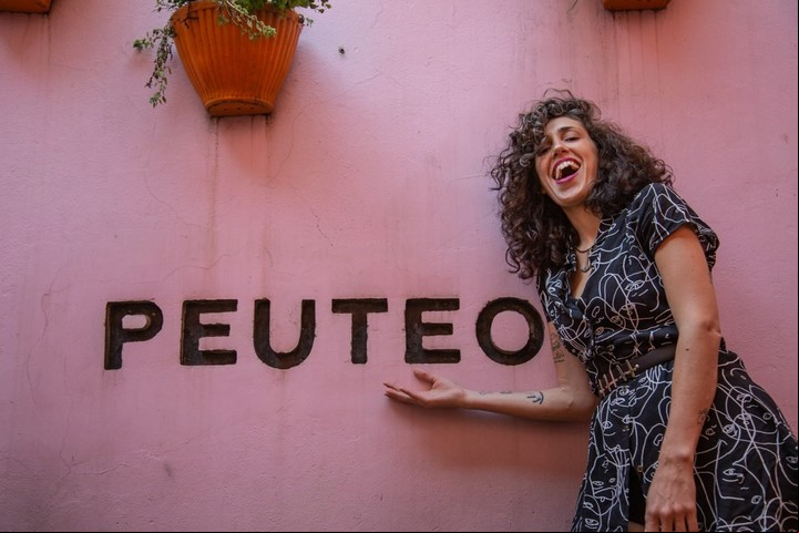 "En todos los festivales grandes del mundo, la grilla contempla artistas que no son exclusivamente varones blancos cis heterosexuales", dice la cantante y compositora Paula Maffia. Foto: Gentileza GRL PWR.