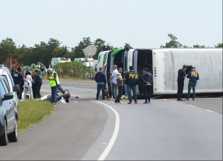 El micro volcado en el kilómetro 141, a la altura de Lezama. Foto Archivo / Mauricio Nievas