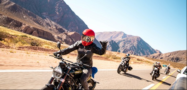 Las "motoqueras" argentinas se sumaron a una posta de mujeres que pasará por 40 países