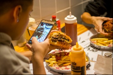 Cómo sacar manchas de ketchup de la ropa