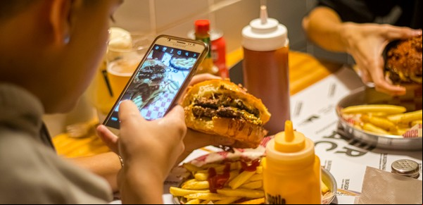 Cómo sacar manchas de ketchup de la ropa
