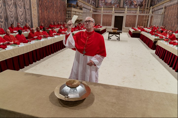 Una escena de "Los dos Papas", con Jonathan Pryce.